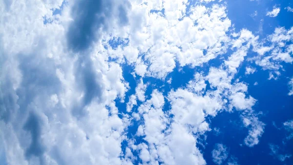 Cumulus moln mot en klarblå himmel på en solig dag. — Stockfoto