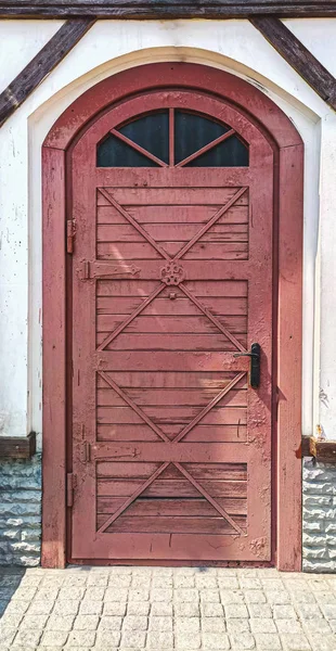 Παλιά, vintage πόρτα πλαισιώνεται από καφέ σανίδες. — Φωτογραφία Αρχείου
