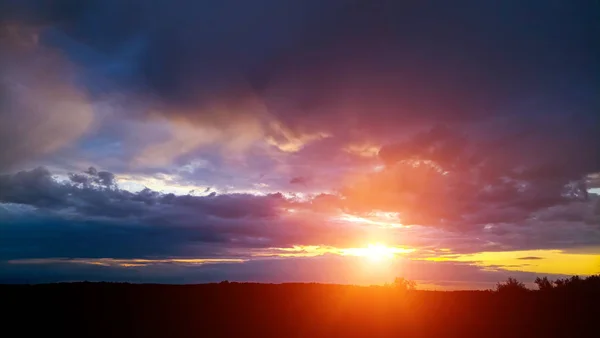 Φωτεινό και πολύχρωμο, καλοκαιρινό ηλιοβασίλεμα στο φόντο των συννεφιασμένες, καταιγίδες. — Φωτογραφία Αρχείου