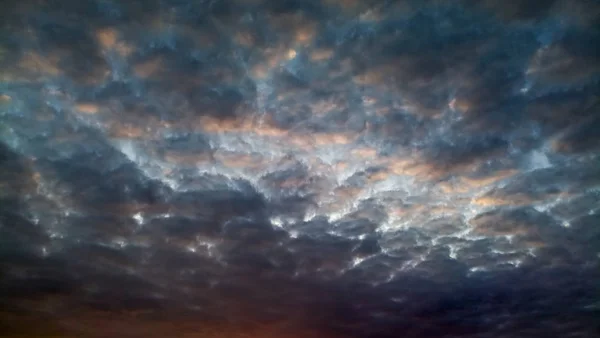 Bewölkte Wolken am Abend bei Sonnenuntergang. Natur, Wetter und Hintergrund. — Stockfoto