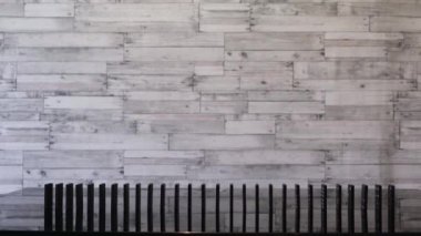 İnsan parmağı çok sayıda domino taşını siyah düşürür..