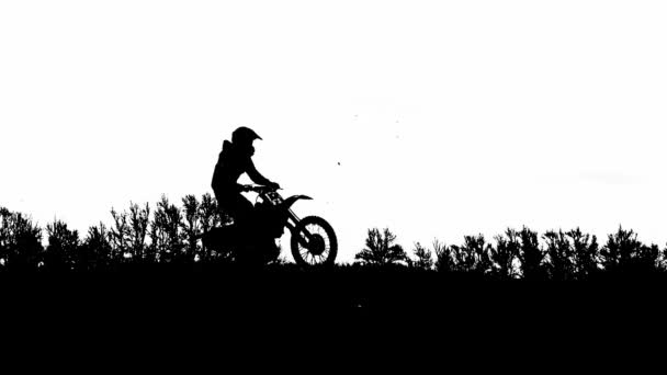Sziluettek Pattogó Trambulin Motorkerékpárosok Egy Fehér Fényszóró — Stock videók
