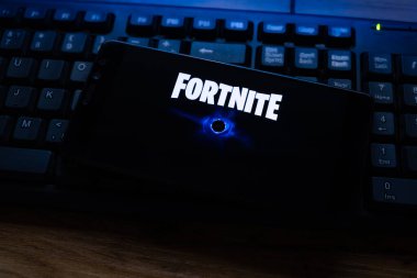 Kostanay, Kazakistan, 15 Ekim 2019. Cep telefonu klavyenin arka planında, Epic Games 'in popüler fortnite 2 oyununun logosu yer almaktadır..