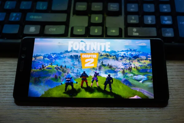 Kostanay, Kasachstan, 15. Oktober 2019.Handy auf dem Hintergrund der Tastatur, mit dem Logo des beliebten Spiels Fortnite 2, aus epischen Spielen. — Stockfoto