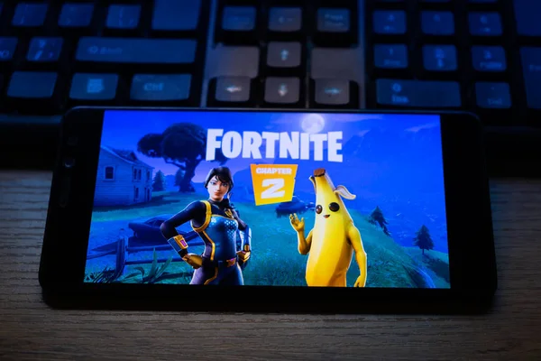 Kostanay, Kazakhstan, 15 octobre 2019.Téléphone portable sur le fond du clavier, avec le logo du jeu populaire fortnite 2, de Epic Games . — Photo