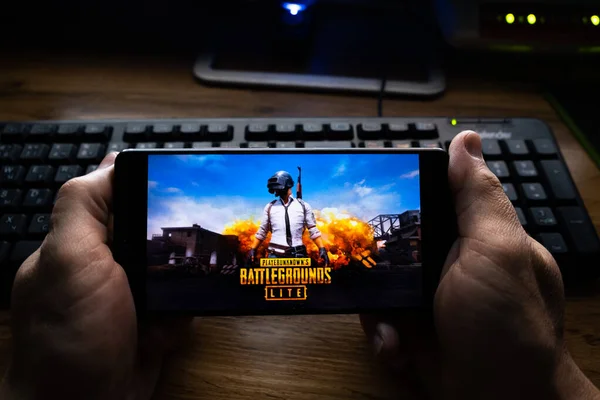 Kostanay, Kazajstán, 19 de octubre de 2019.Teléfono móvil en el fondo del teclado, con el logotipo del popular juego Playerunknown 's Battlegrounds . —  Fotos de Stock