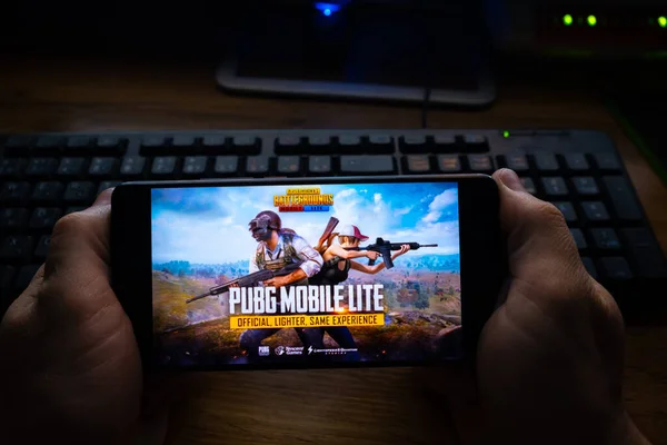 Kostanay, Kazakhstan, October 19, 2019.Mobile phone on the background of the keyboard, with the logo of the popular game Playerunknown's Battlegrounds abbreviated PUBG. — Stock Photo, Image
