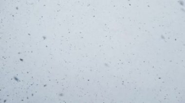 Volkanik bir patlamadan sonra gökyüzünden kül düştü. Güneşli gökyüzünden yansıdı..