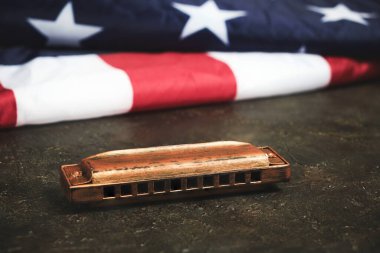 Amerika Birleşik Devletleri bayrağının arka planında mızıka var. Müzik aleti. Yıldızlar ve çizgiler.