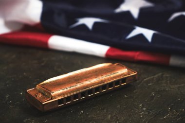 Amerika Birleşik Devletleri bayrağının arka planında mızıka var. Müzik aleti. Yıldızlar ve çizgiler.