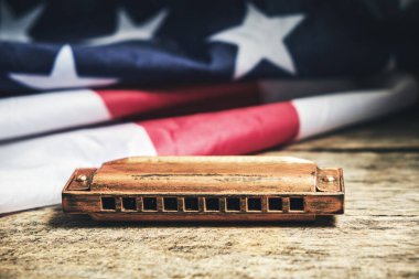 Amerika Birleşik Devletleri bayrağı ve ahşap bir arka planda mızıka