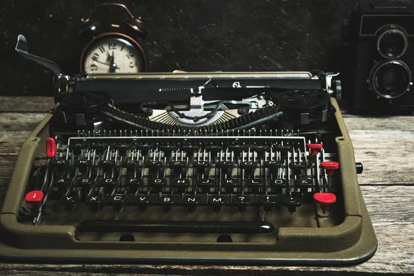 Alte Retro Schreibmaschine Wecker Und Kamera Auf Holzgrund — Stockfoto