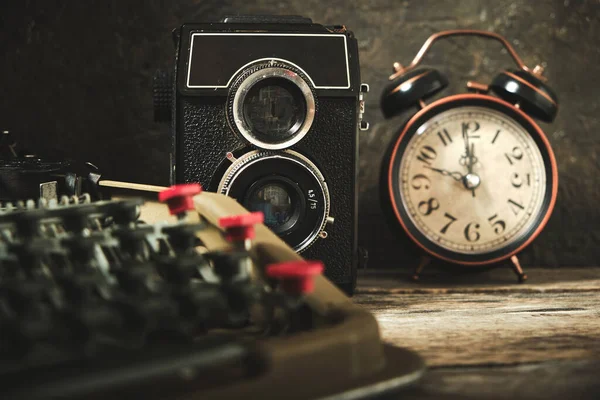 Παλιά Ρετρό Γραφομηχανή Ξυπνητήρι Και Κάμερα Ξύλινο Φόντο — Φωτογραφία Αρχείου