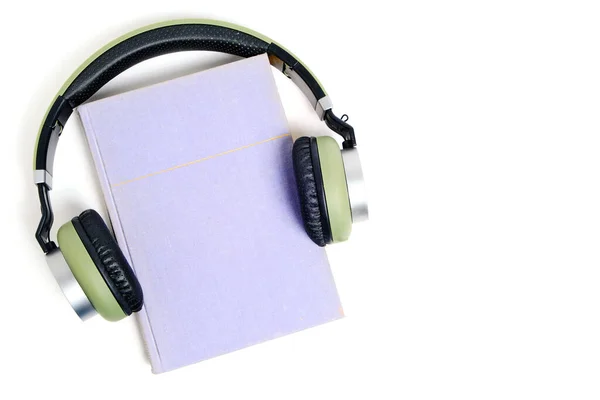 Libro Lila Auriculares Sobre Fondo Blanco Escuchar Audiolibros Línea — Foto de Stock