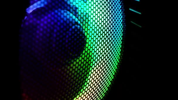 明るい虹色と黒の背景に多色のRgb照明と回転ファン — ストック動画