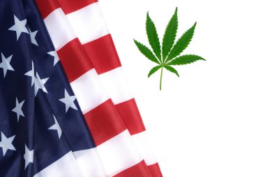 Amerika Birleşik Devletleri bayrağı ve beyaz arka planda kenevir yaprağı.