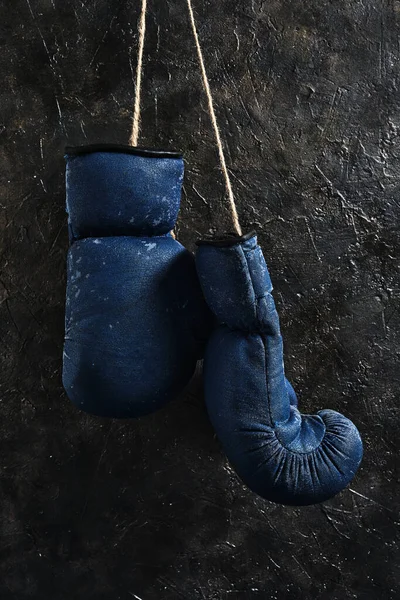 壁に吊るされた古い青いボクシングの手袋 — ストック写真