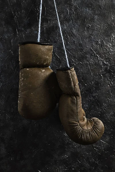 壁に吊るされた古い黄色いボクシンググローブ — ストック写真
