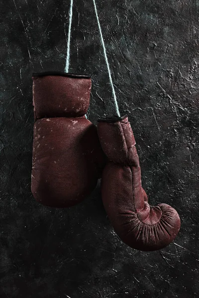 壁に吊るされた古い赤いボクシングの手袋 — ストック写真