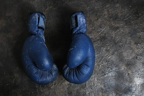 コンクリートの背景に古い青ボクシングの手袋 — ストック写真