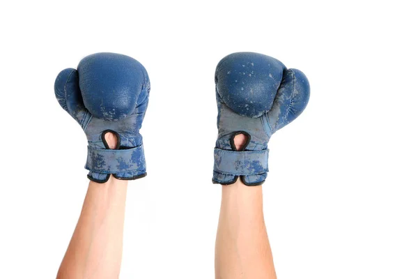 古いボクシングの手袋は白い背景に手に着用されています — ストック写真