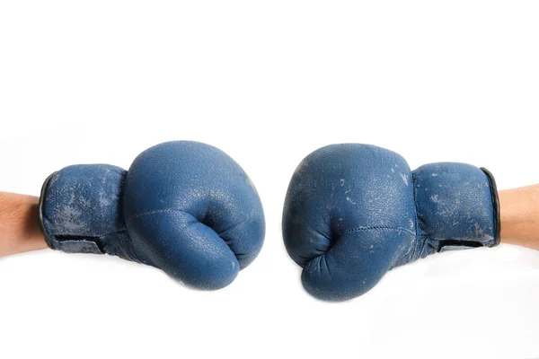 Luvas Boxe Velhas São Usadas Nas Mãos Fundo Branco — Fotografia de Stock