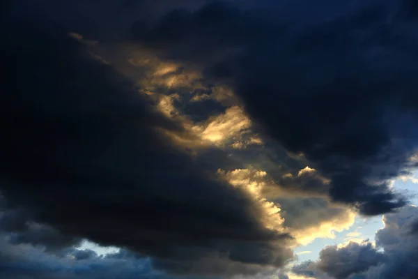 Nuvens Tempestade Com Raios Luz Solar Quebrando — Fotografia de Stock