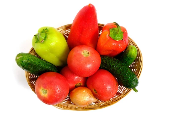 Légumes Frais Poivrons Concombres Tomates Oignons Dans Panier Fond Blanc — Photo