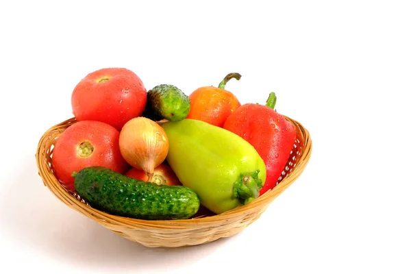 Legumes Frescos Pimentão Doce Pepinos Tomates Cebolas Cesta Fundo Branco — Fotografia de Stock