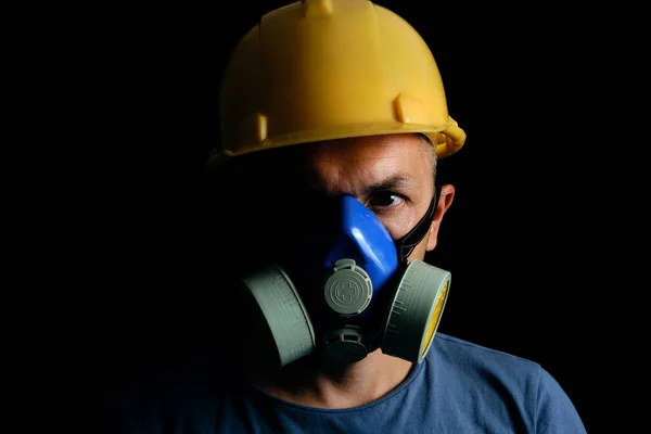 Miner Dalam Helm Kuning Dan Respirator Pada Background Coal Hitam — Stok Foto