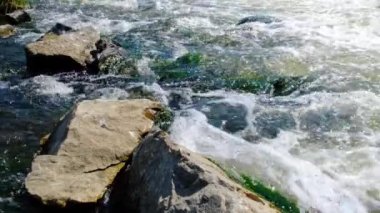 Güçlü köpüren su akıntısı.