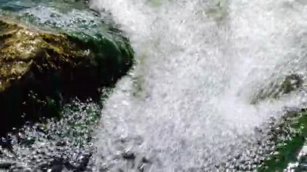 Rauschende Schnelle Wasserströmung Zwischen Steinen Einem Gebirgsfluss — Stockvideo