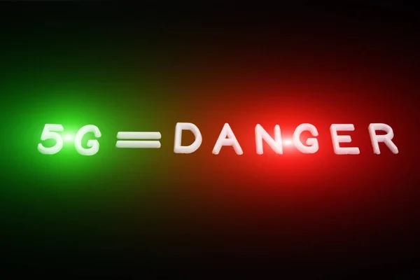 5G-Technologie, gefährlicher Fortschritt, Konzept des technologischen Fortschritts auf schwarzem Hintergrund — Stockbild Technologie Gefährlicher Fortschritt Konzept Des Technologischen Fortschritts Auf Schwarzem Hintergrund — Stockfoto