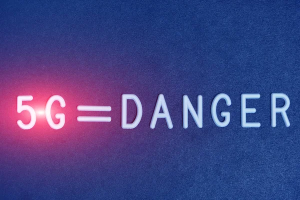 Moderne Kommunikationstechnologien 5G-Logo mit der Aufschrift Gefahr — Stockbild Moderne Kommunikationstechnologien Logo Mit Der Aufschrift Gefahr — Stockfoto