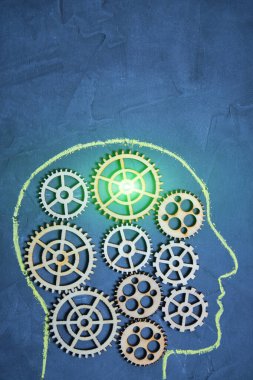 İnsan kafası silueti, duvarda tebeşir, kafada dişliler, beyin fırtınası, olağanüstü düşünce ve zeka.