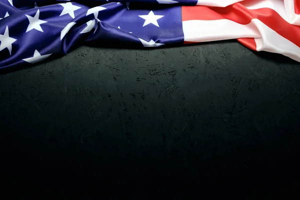 Amerika Birleşik Devletleri bayrağı siyah arka planda.