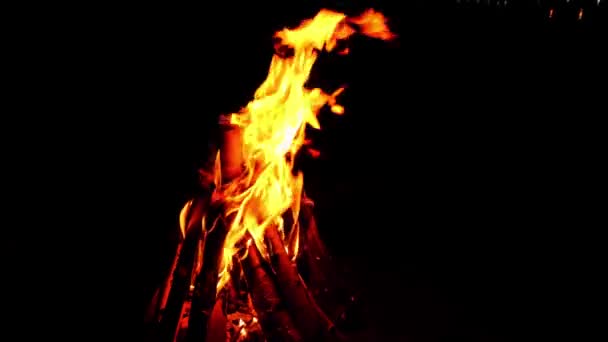 Bonfire Allumé Nuit Avec Les Lumières Ville Nocturne Reflétée Dans — Video