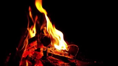 Ateşin içinde odun yakmak, kampın içinde ateş yakmak. Alevler, yanan odunların kömürü..