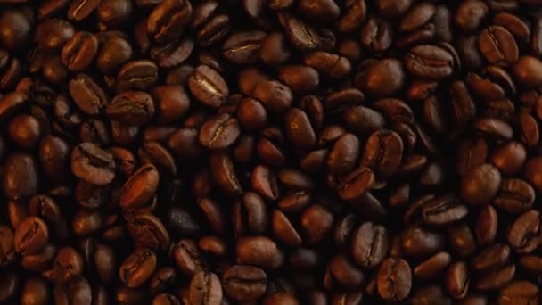 Draaiende Vers Gebrande Koffiebonen Ingrediënt Voor Een Koffiedrankje — Stockvideo
