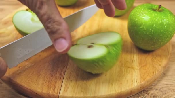 Hombre Rebanadas Torpemente Manzanas Verdes Una Tabla Cortar — Vídeos de Stock