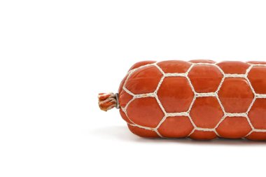 Beyaz arka planda sosis çubuğu, izole et