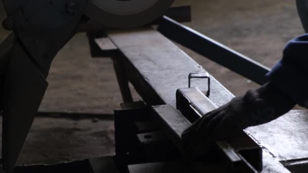 Adam Metali Dairesel Testere Ile Kesiyor Testereden Kıvılcımlar Çıkıyor — Stok video
