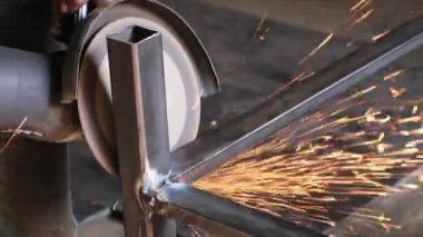 Kaynak dikişleri işlenirken öğütücünün diskinden farklı yönlere kıvılcımlar uçuşur..