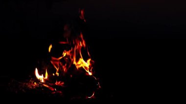 Ağır çekimde yanan şenlik ateşi. Parlak alev..