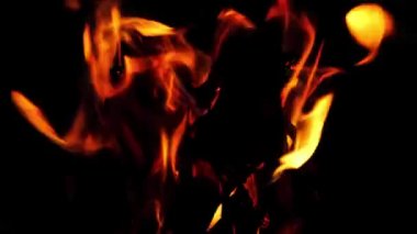 Kamp ateşinde yanan odun, gece kamp ateşi, parlak bir alev..