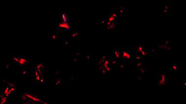 Sönmüş ateşin içindeki kızgın kömürler rüzgarla körüklendi..