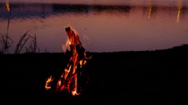 Göl kıyısında akşam kamp ateşi, kamp..