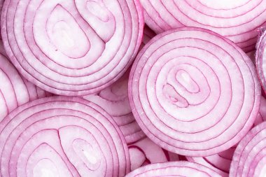 Arka plan olarak dilimlenmiş kırmızı soğan, üst manzara. Yakın çekim.