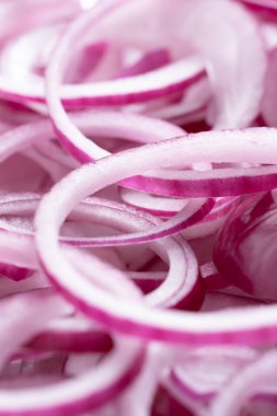 Beyaz arkaplanda dilimlenmiş kırmızı soğan