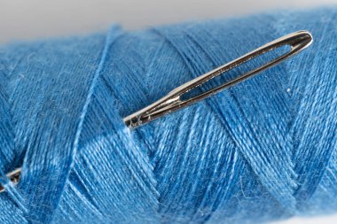 İğne ve mavi iplikle yakın çekim makro fotoğraf